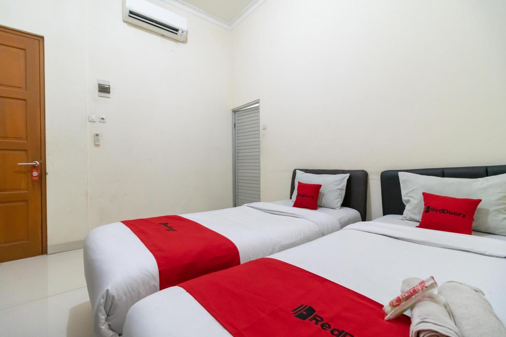 Reddoorz Near Universitas Esa Unggul Bekasi Harapan Indah Exterior photo