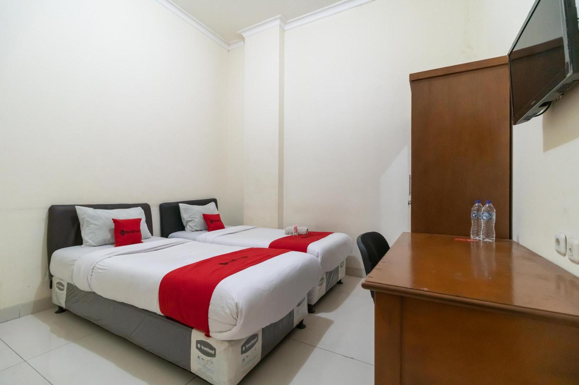 Reddoorz Near Universitas Esa Unggul Bekasi Harapan Indah Exterior photo