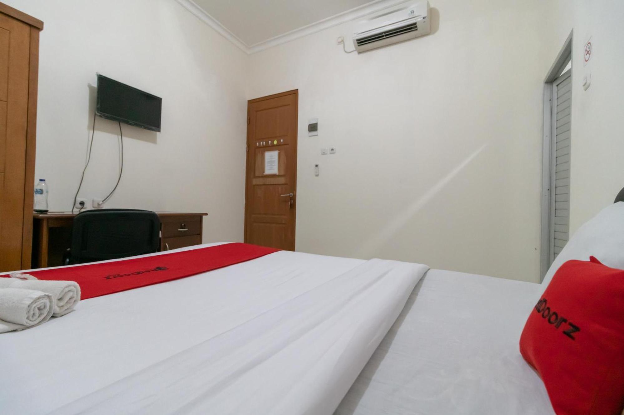 Reddoorz Near Universitas Esa Unggul Bekasi Harapan Indah Exterior photo