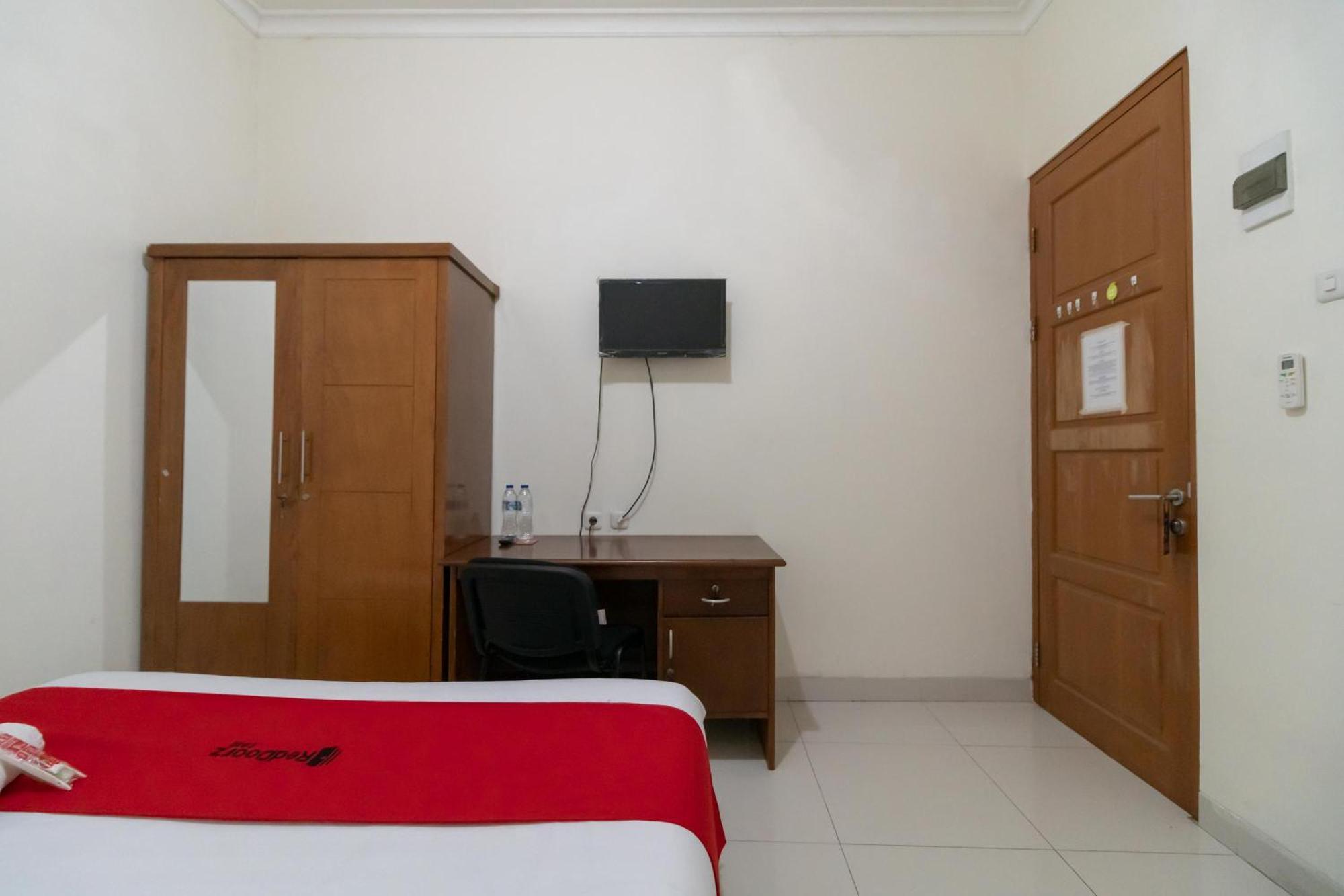 Reddoorz Near Universitas Esa Unggul Bekasi Harapan Indah Exterior photo